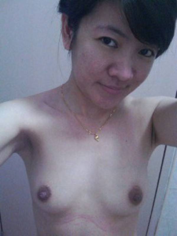 Puting susu cokelat mulus gadis imut SMA sedang mandi sambil foto bugil